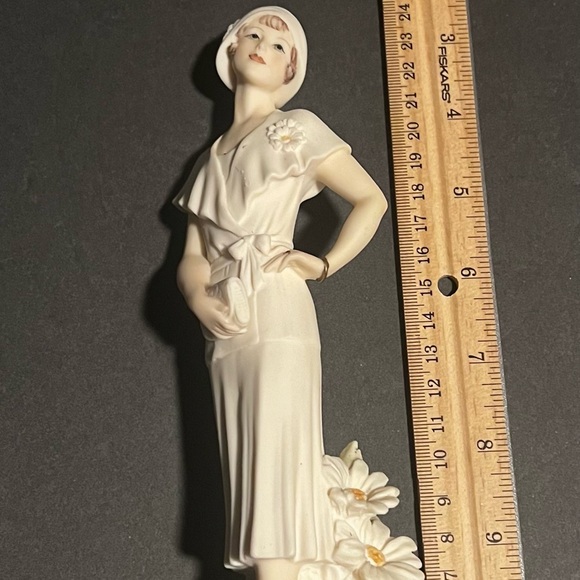 Rare Giuseppe Armani Florence Italy porcelain figurine 0352C Daisy 9" - Picture 2 of 4